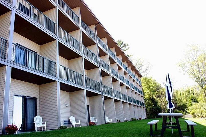 Beachfront Hotel Houghton Lake Exterior photo