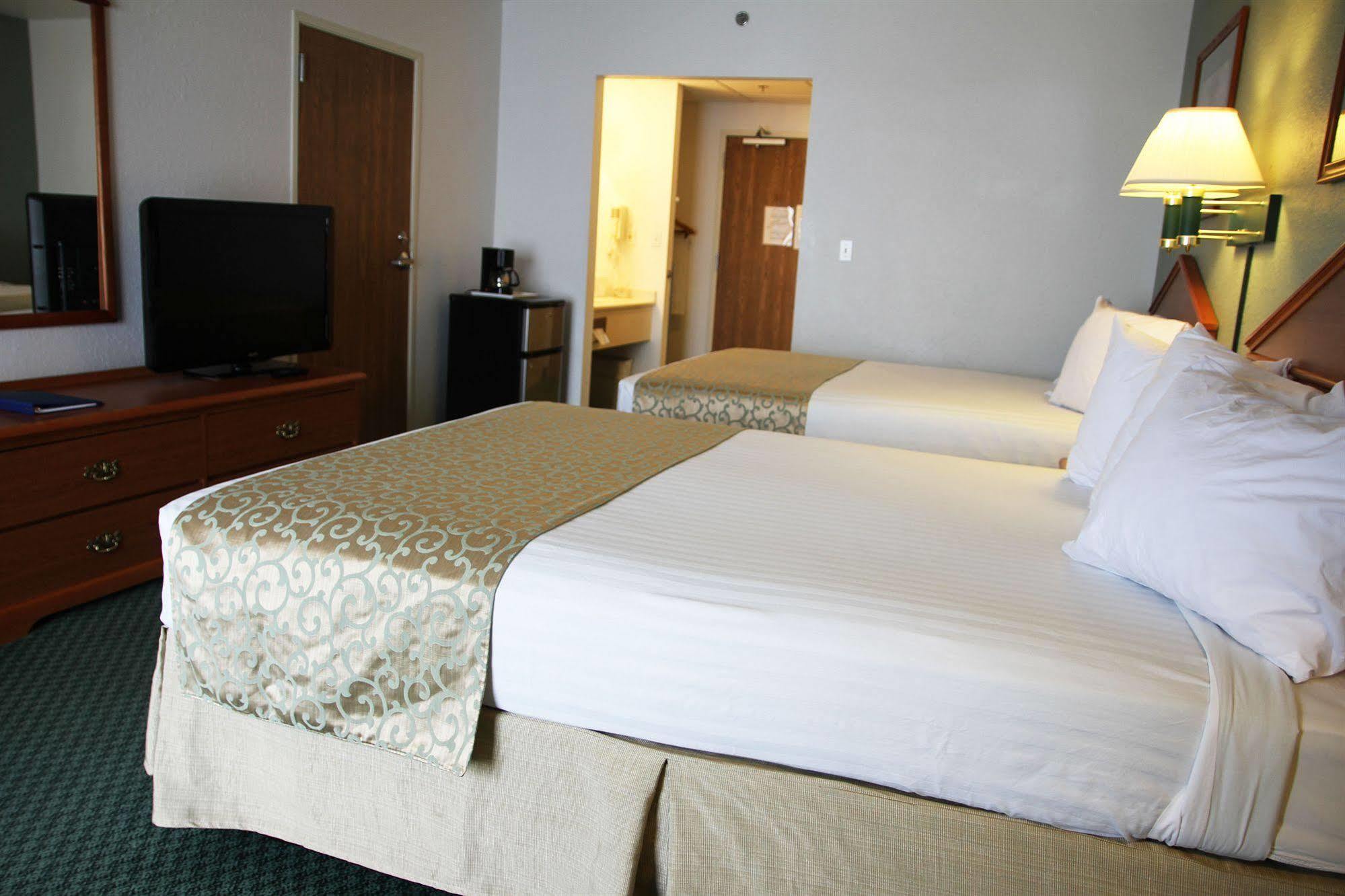Beachfront Hotel Houghton Lake Exterior photo