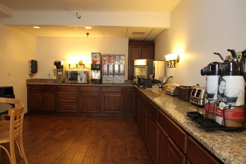 Beachfront Hotel Houghton Lake Exterior photo